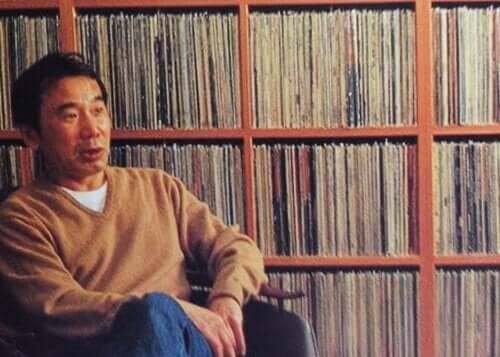 Foto van murakami voor een boekenkast