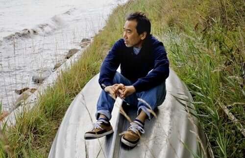 Murakami kijkt uit over een rivier