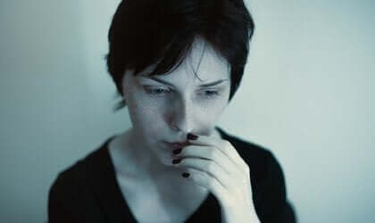 Vrouw kijkt bezorgd voor zich uit