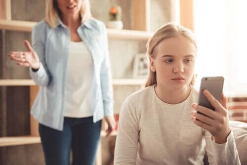 Een tienermeisje kijkt op haar telefoon