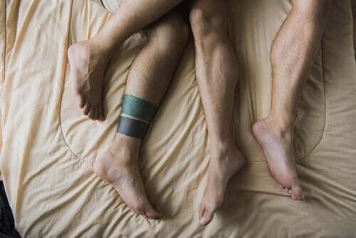 Twee mannen die samen in bed liggen