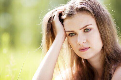 Vrouw die ergens over nandenkt