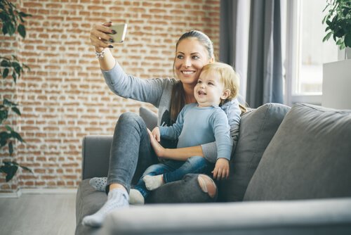 Moeder maakt foto met baby