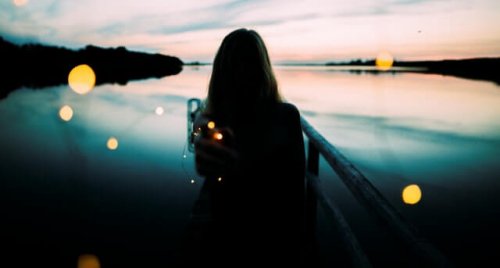 Vrouw aan het water