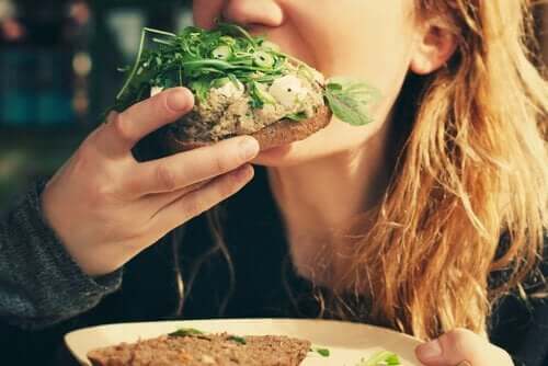 Een vrouw eet brood