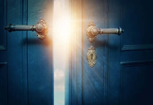Een afbeelding van een geopende deur