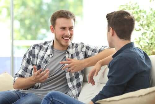 Twee mannen hebben een goed gesprek
