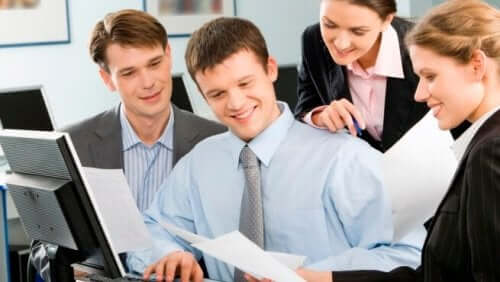 Groep mensen rond een computer