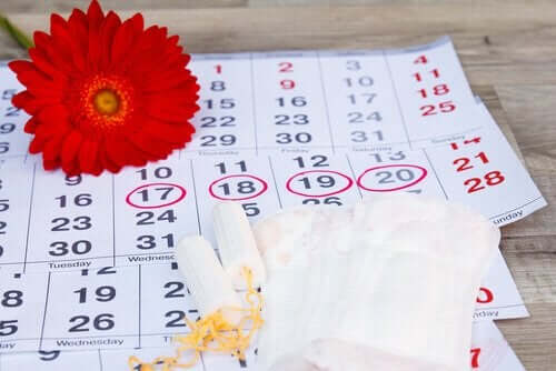Een kalender met daarop een bloem