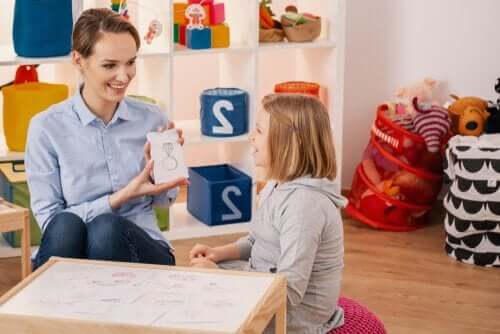 Kinderpsychologe met een kind aan tafel
