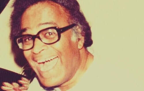 Een foto van een lachende Anthony de Mello