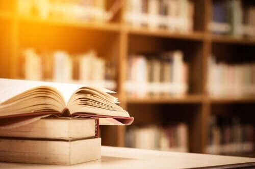 Een stapel boeken in een bibliotheek