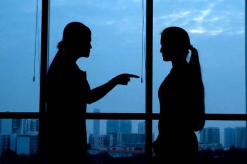 Vrouw is boos op andere vrouw