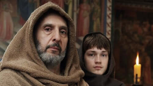 Scène uit verfilming van de naam van de roos