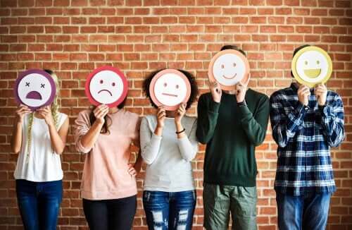 Mensen met emoji's voor hun gezichten