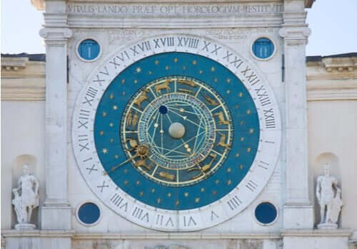 Grote astronomische klok op gebouw