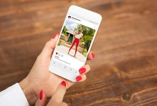 Een mobiele telefoon met daarop de app Instagram
