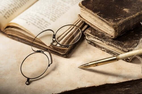 Ouderwetse leesbril en boeken