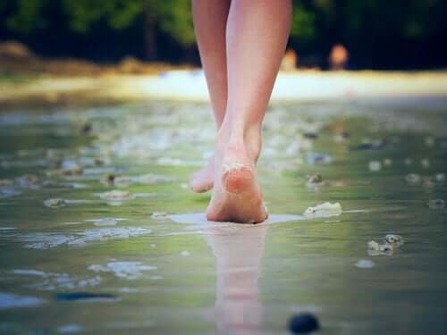 Aan het strand door het water lopen