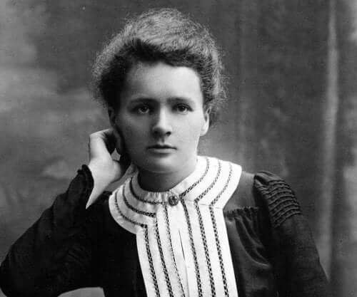 Een zwart-wit foto van Marie Curie