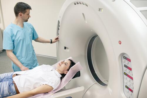 Vrouw ondergaat een MRI-scan