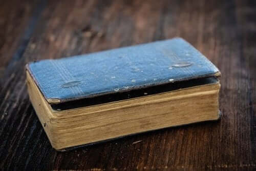 Oud boekje op een houten tafel