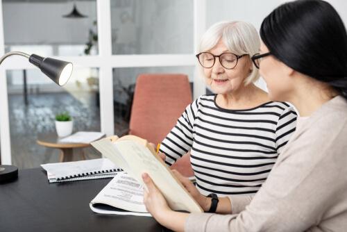 Oudere dame praat met een psycholoog