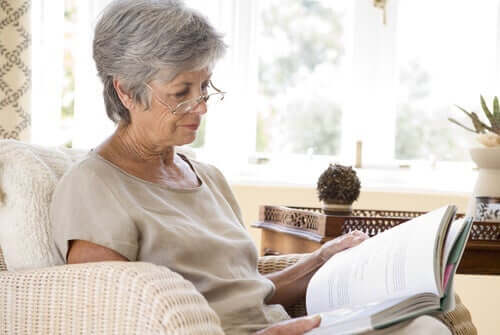 Oudere vrouw aan het lezen