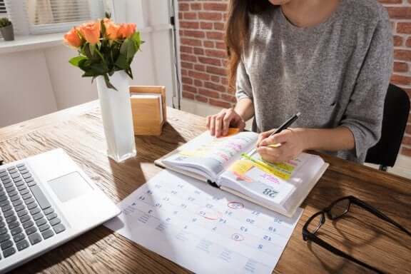 Een vrouw is aan het studeren