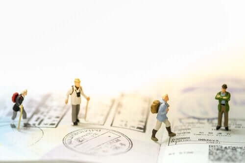 Plastic poppetjes die aan het reizen zijn