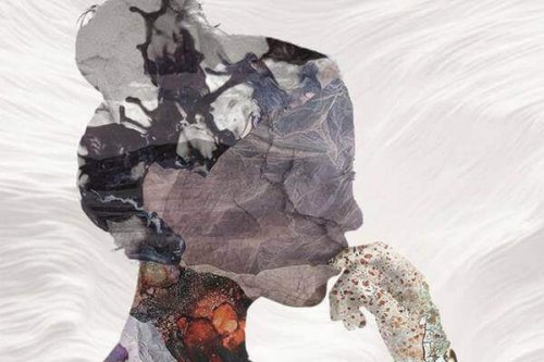 Profiel van een vrouw die ergens over twijfelt