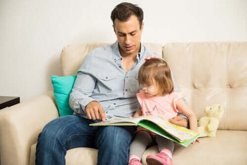Vader leest voor aan zijn dochter