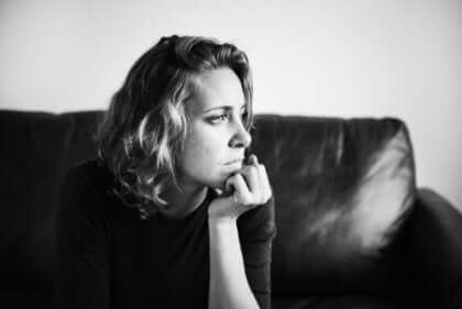 Vrouw is diep in gedachten