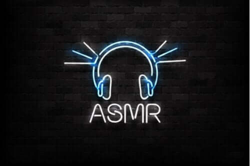 Een neonbord met de letters ASMR erop