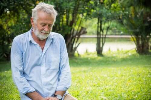 Oudere man lijkt verdrietig te zijn