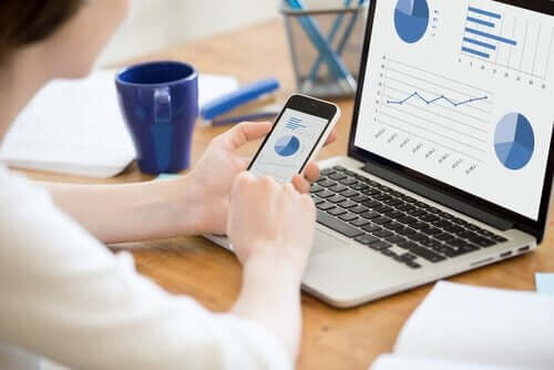 Een mobiele telefoon en laptop met statistieken