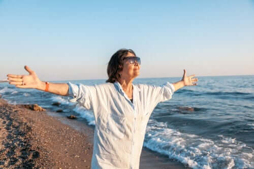 Oudere vrouw op het strand