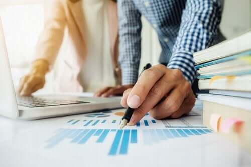 Twee personen werken met tabellen