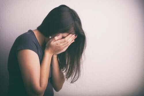 Wanhopige vrouw slaat handen voor het gezicht