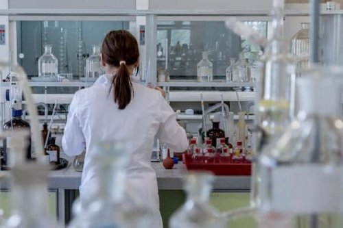 Een vrouw werkt in een laboratorium