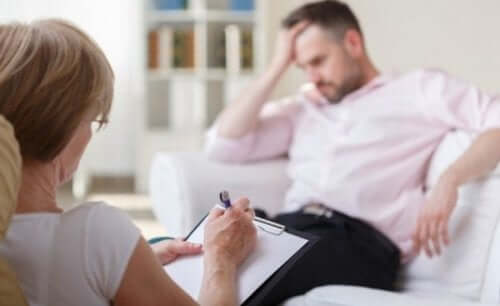 Een man zit op de bank bij een therapeut en krijgt schematherapie