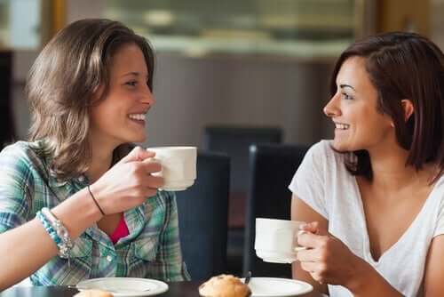 Nieuwe vrienden drinken koffie
