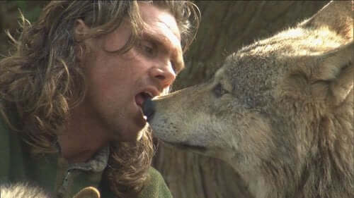 Shaun Ellis praat met een wolf