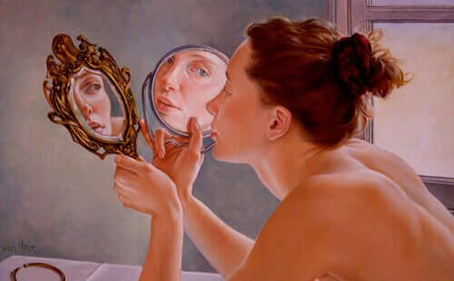 Vrouw kijkt in een dubbele spiegel
