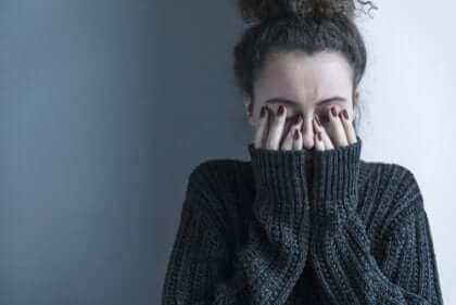 Vrouw met symptomen van schizofrenie