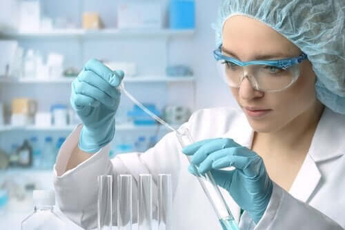 Een vrouw werkt in een laboratorium
