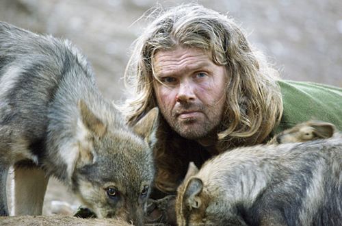 Shaun Ellis tussen de wolven