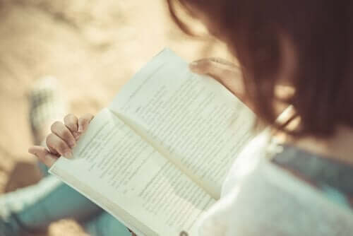 Een vrouw leest een boek