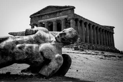 Een standbeeld van Icarus