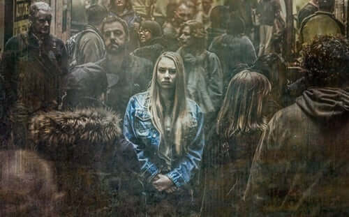 Een vrouw tussen allemaal mensen